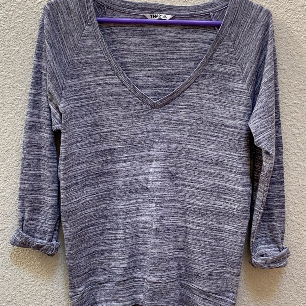 ARITZIA TNA Pomona V-Neck Rolled Sleeve T-Shirt .